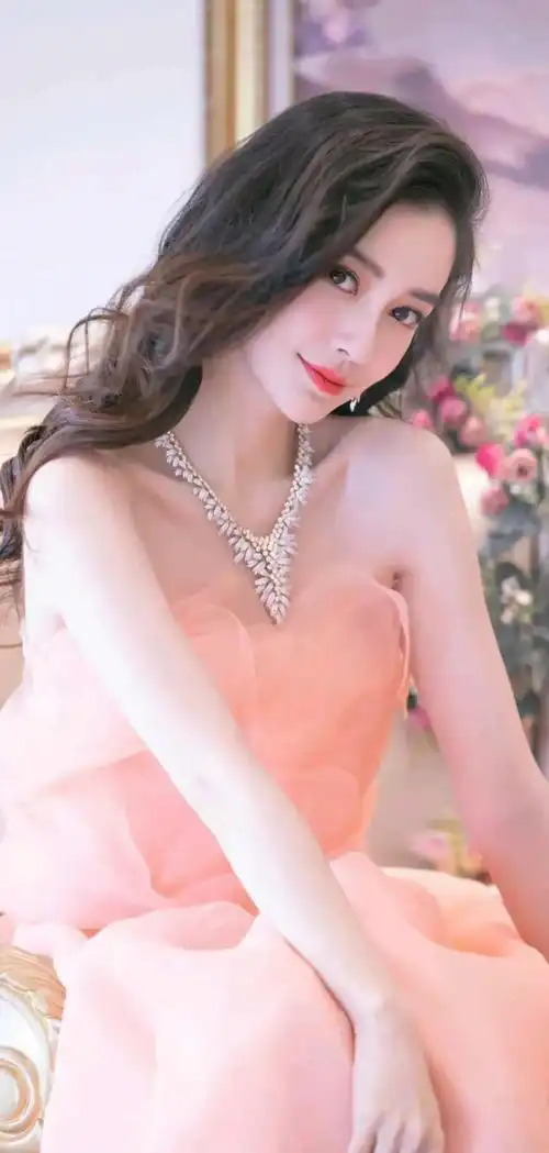 杨颖大波浪加粉色礼服,既优雅又美丽,楚楚动人!__财经头条