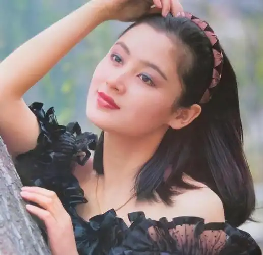 纪实"大陆第一美人"陈红:两大名导曾为其沉迷,今55岁