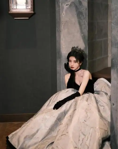 鞠婧祎一袭高定撞色公主礼服裙造型既甜美又性感