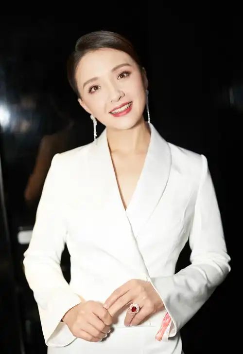 孙茜白色西装知性性感图片28