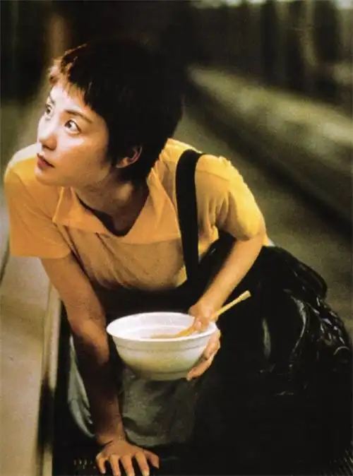 王菲的少女期必须要说《重庆森林》里的服务员阿菲.