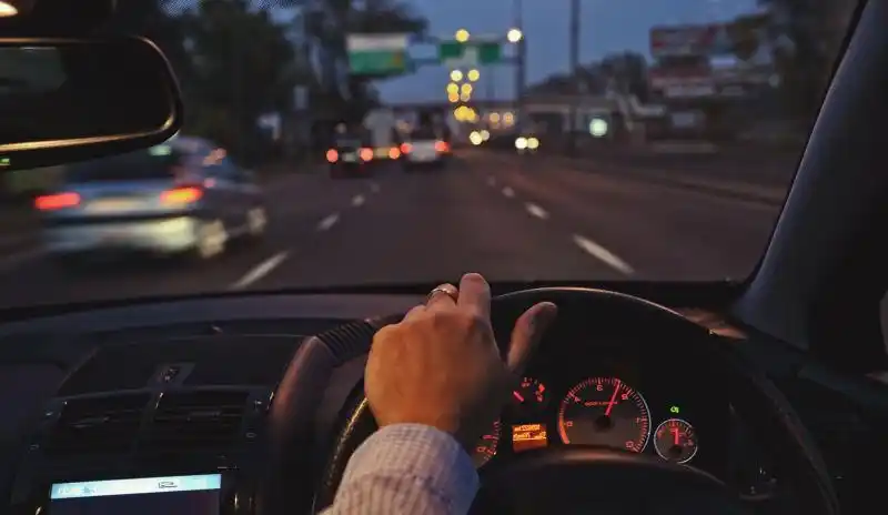 预览大图 夜间开车绕城汽车或机动车(英式英语