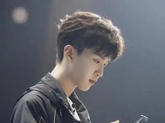 有种"神颜"叫男星侧脸,王俊凯范丞丞精致,看到图5:小说男主有了脸