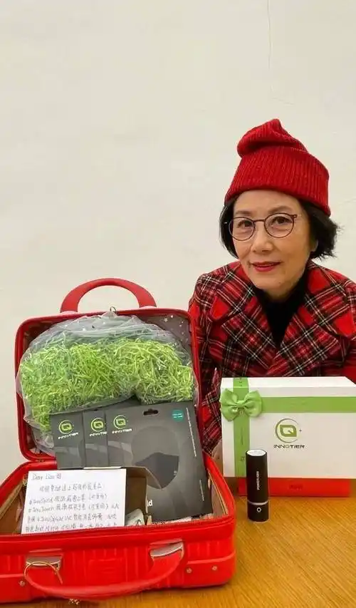 原创收礼收到手软汪明荃晒杨千嬅所送礼物篮包装精美内置昂贵点心