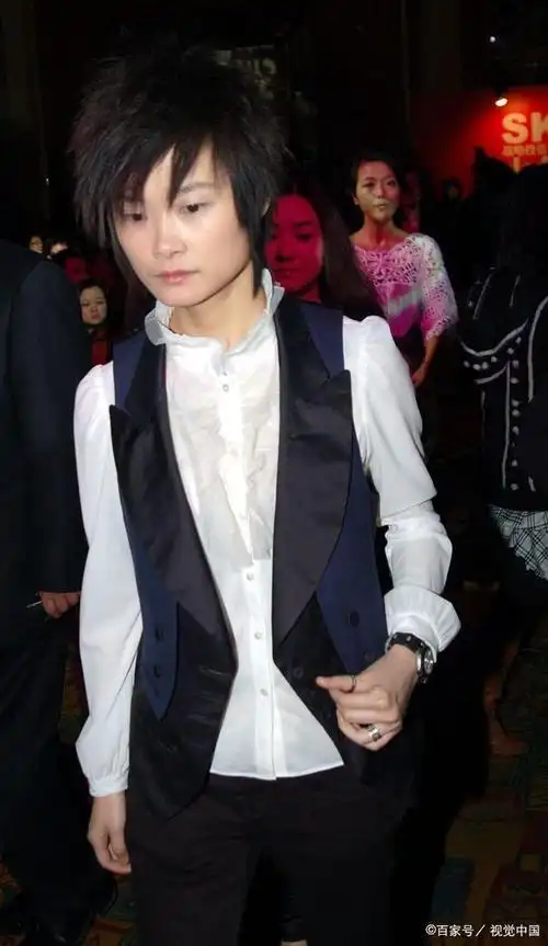 2005年,李宇春参加了选秀节目《超级女声》,这成为她人生的转折点.