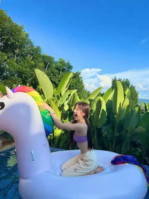 赵露思腹肌外套(赵露思晒紫色泳装照)(5)