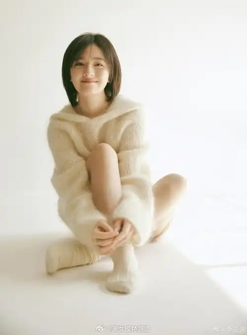 李兰迪轻柔治愈系写真释出微笑像沉溺在云朵里的甜