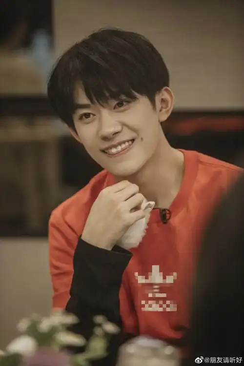 近日,《朋友请听好》释出一组剧照,易烊千玺着橙红色t恤青春活力,梨涡