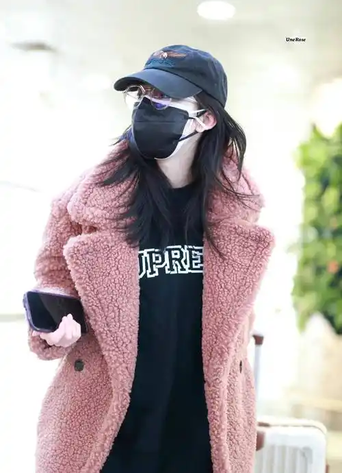 前几天,热巴居然晒出了一张腹肌照片,这似乎是对怀孕的间接反应(但她