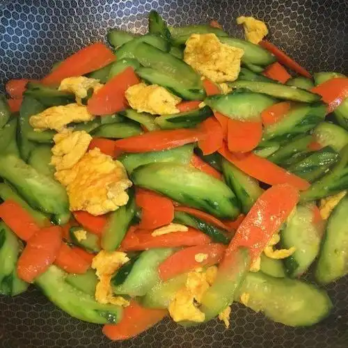 青瓜胡萝卜炒鸡蛋,色泽艳丽,清香爽口