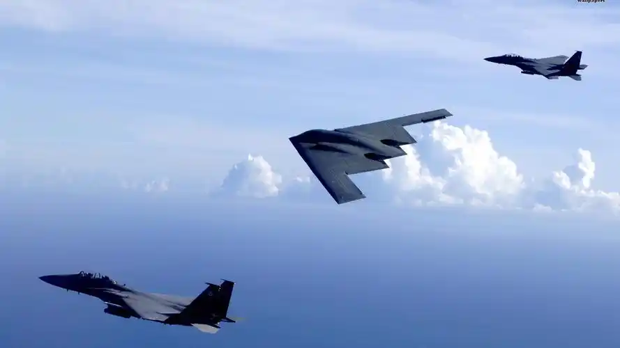 翱翔的飞机高清锁屏壁纸