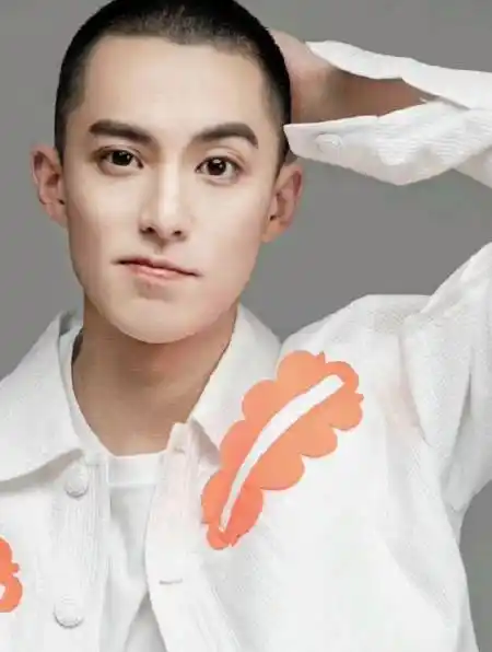 王鹤棣寸头写真旧照曝光 五官立体痞帅十足-度小视