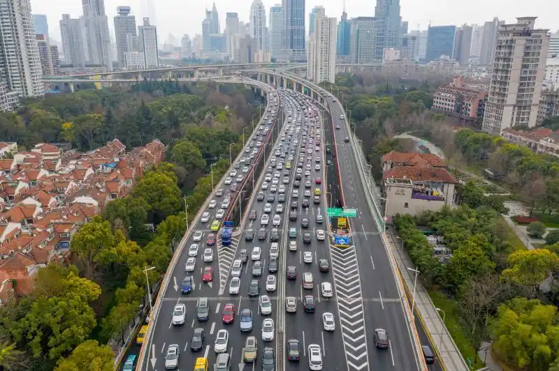 上海早高峰再现"常规堵",城市交通复苏