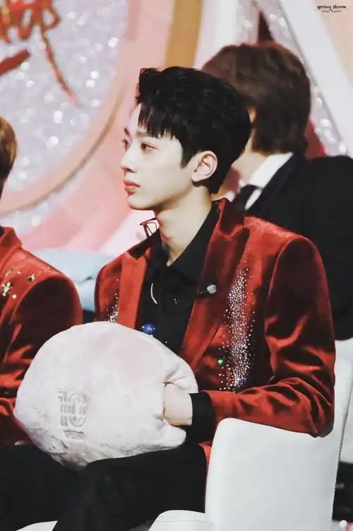 历史上的今天|赖冠霖红色丝绒外套点燃金唱片舞台现场