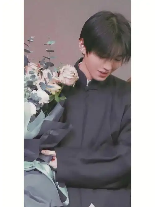 捧着花与你相见的王俊凯