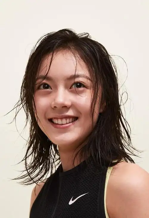 国民闺女赵今麦nike运动装搭羊角辫俏皮可爱小蛮腰抢镜不少