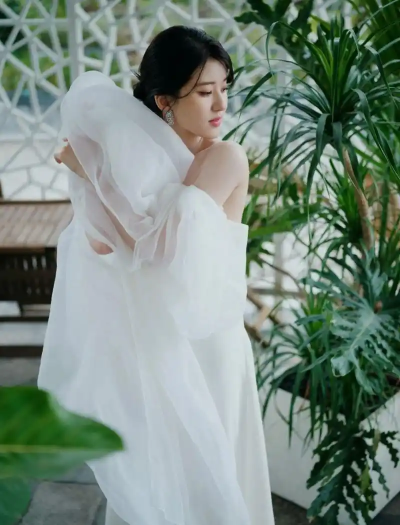 赵露思今晚活动造型 再穿纯美全白婚纱礼服||| 赵露思今晚活动look