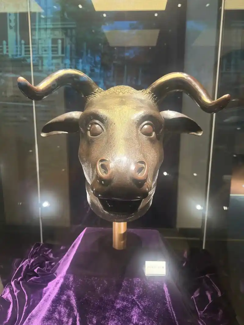 圆明园十二生肖兽首铜像 历史的沉淀和时光的痕迹,我们看到的 - 兑趑