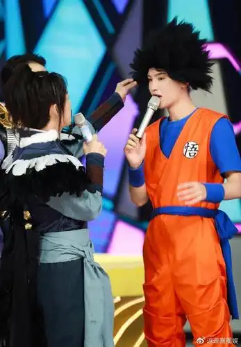 黄明昊本期《快乐大本营》剧照出炉 小脑袋一抠,啥事儿不愁