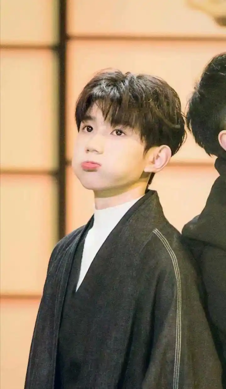 隔着12个小时的时差
我就敢夸你可爱王源 

图片cr