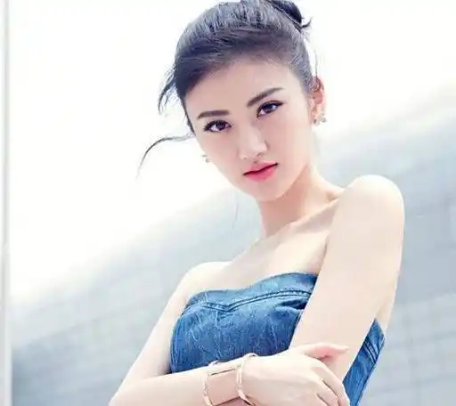 2004年16岁的景甜一出校门就坐上了一辆车牌号为9988的豪车