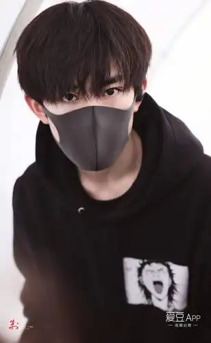 [易烊千玺][新闻]180328 易烊千玺长沙出发 身着黑色卫衣眼神撩人