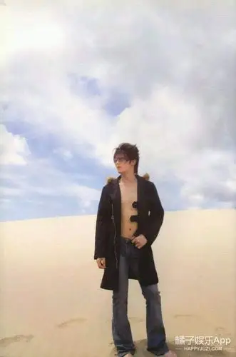 被13年前霍建华刚出道时的一组写真暴击了,满脸的胶原蛋白啊!