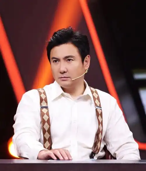 沈腾外出被偶遇,身形消瘦颇有校草风范,与两位异性合照红光满面