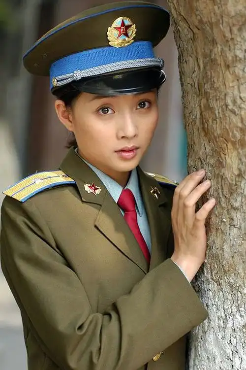 殷桃制服加身英姿飒爽