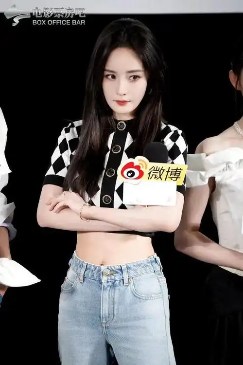 美女演员杨幂今日新剧发布会生图释出啦!好细的腰啊!