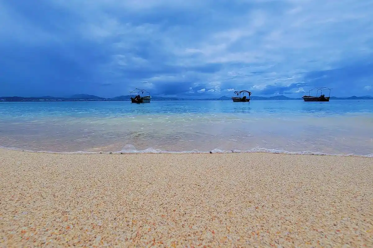 旅游漫步之三亚游.走过了沙滩海边,眺望过日落余晖,走走晃晃, - 抖音