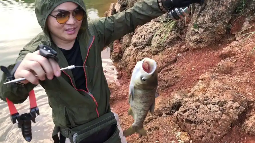 小伙子弹弓射鱼真厉害看到水里有黑影一下就打上一条3斤的鱼