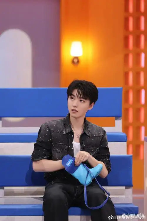 王俊凯《你好星期六》剧照,黑色牛仔外套搭配黑色裤子,白蓝拼接短袖