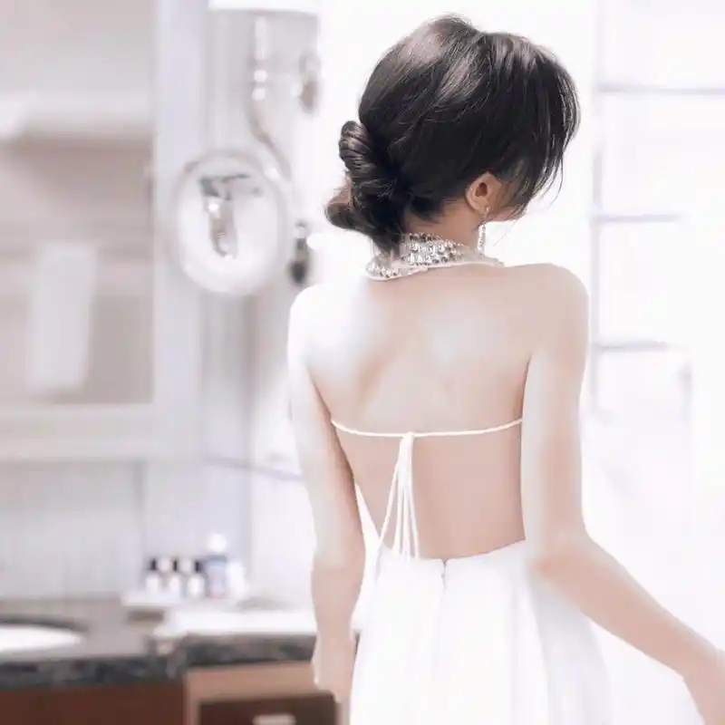 看杨颖穿白色晚礼服露美背,丰满妖娆,看她红唇可人,自信迷人!