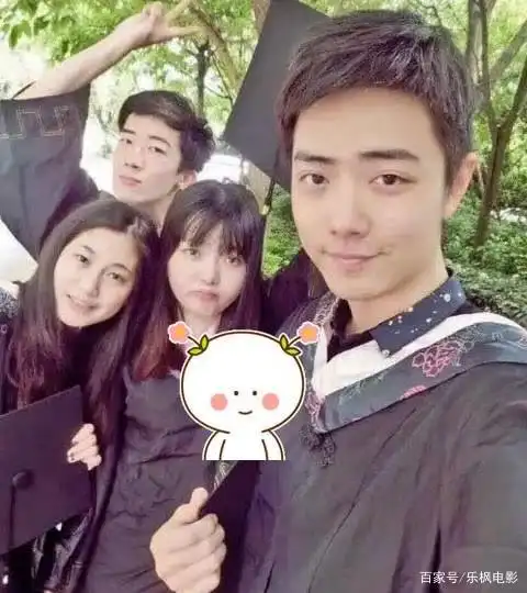 大学就读重庆工商大学,毕业后成为设计师 到了大学时,肖战选择就读