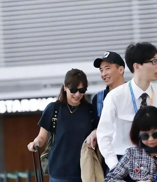 徐静蕾黄立行相恋数年不结婚令人费解机场造型也要保持cp感