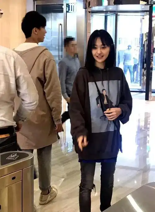 郑爽现身美国暴瘦如柴又被酸?网友为女明星体重操碎了心