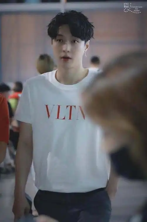 张艺兴白裤张艺兴穿白色t恤搭配阔腿裤现身机场皮肤白皙