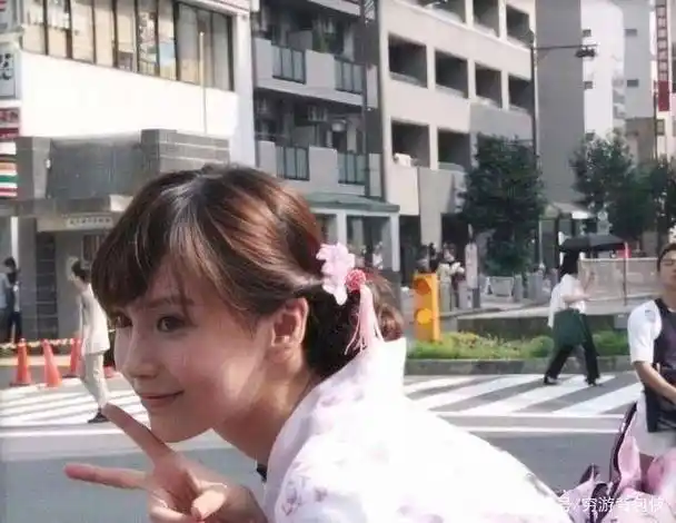 日本出道旧照曝光,被男性用酒瓶怼脸,强装笑意比耶合影_杨颖_工作