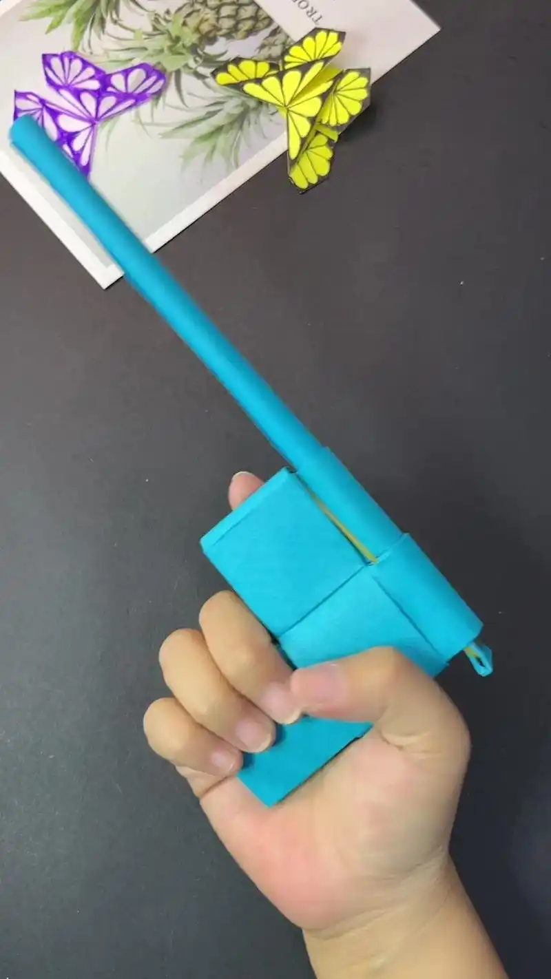 96童年纸枪,一起动手做起来!92小时候折的纸枪,你们还记得 - 抖音