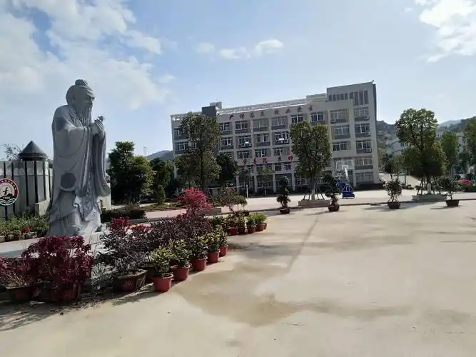 风雨同舟 再铸辉煌---龙海市浮宫中学高考喜讯