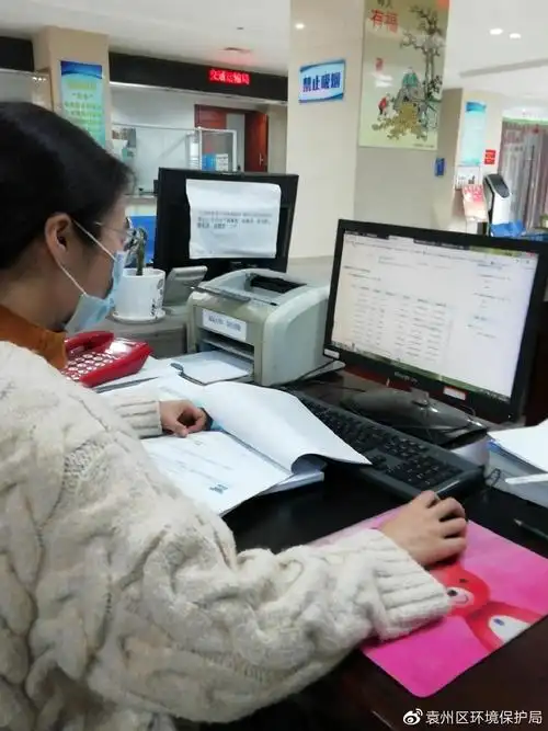 图为服务窗口工作人员正在检查建设单位提交的环评资料