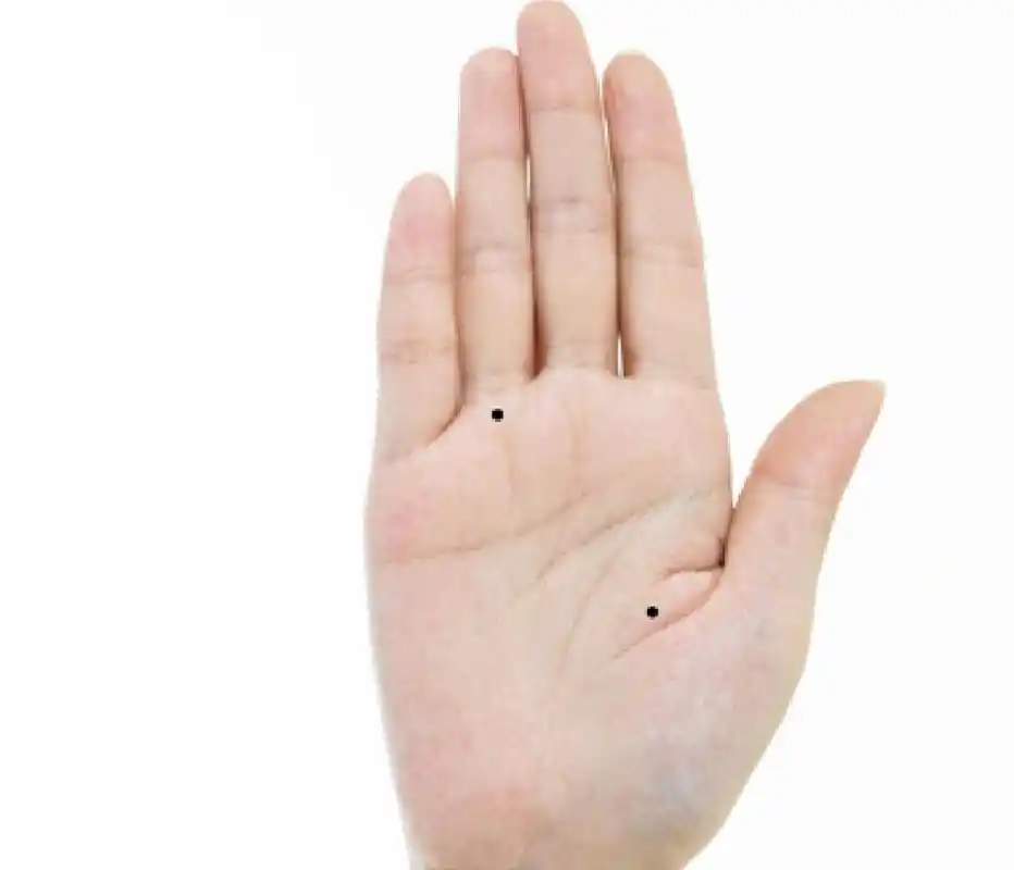 6,手心有痣  正所谓一掌定乾坤,若是手心有痣的话,此人通常是个聪明不