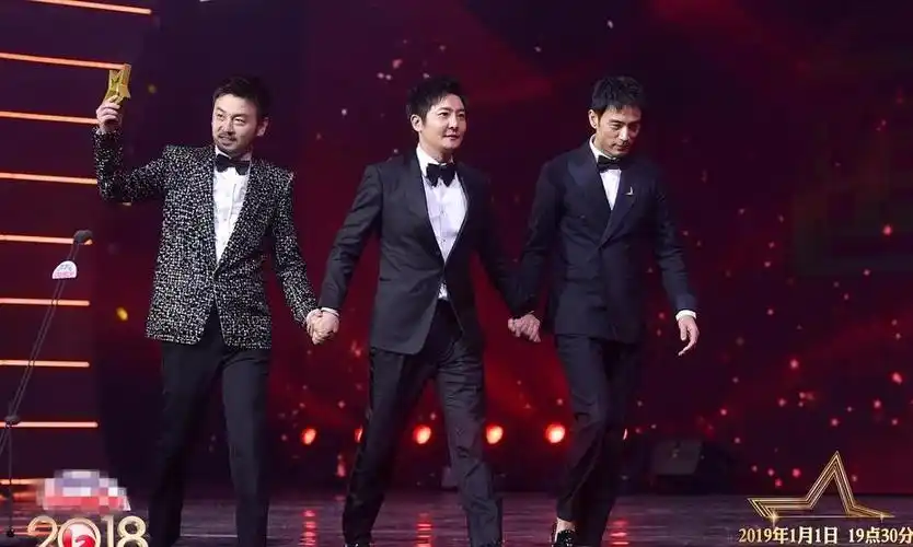 雷佳音李光洁郭京飞手牵手下台 自我介绍: 大圆脸大长脸和大脑袋