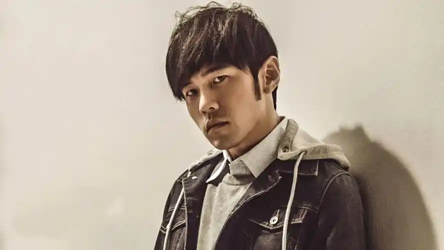 周杰伦说回家拿本子要签名然后周杰伦就帮他牵着狗在那等着他这个温柔