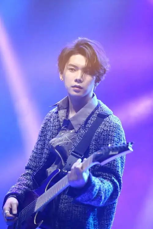 小室好忙,来晚了,所以一次给大家三张@杨宇腾yu侧拍小姐姐偷藏的照片