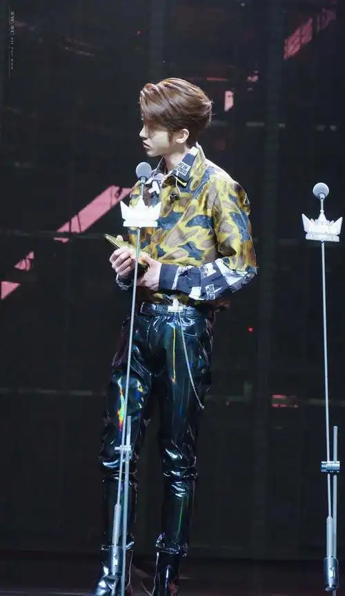 蔡徐坤解锁新造型穿豹纹衬衫搭皮裤看清全身后好a一男的