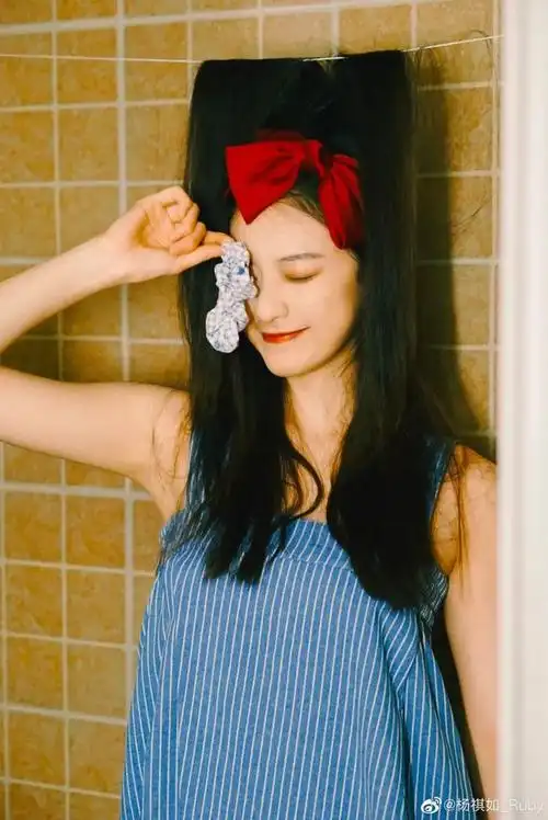 姓名:杨祺如 大学:北京电影学院 院系:表演系 生日