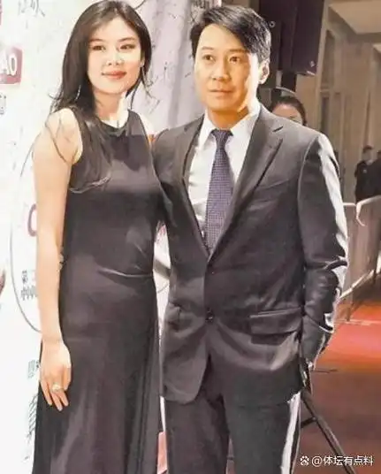 黎明演唱会上,妻女到场助力,阿wing陪女儿与台上黎明秘密互动!