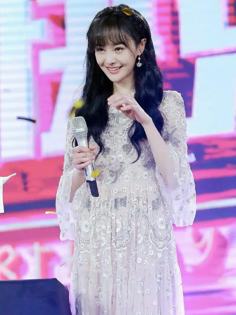 郑爽越来越会穿,白色薄纱元素连衣裙华丽大气,秒变气质神仙姐姐